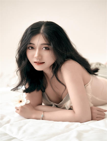 表演艺术解析：《超级英雄大战乙》的摄影的镜头语言与画面构图 感受表演的情感力量